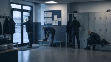 Medewerkers kleden zich om in een kleedruimte met lockers