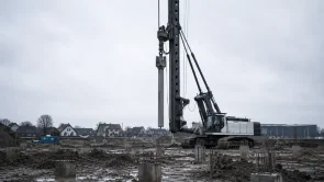 Heistelling op een bouwterrein met gestorte funderingspalen op de voorgrond