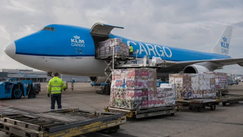 Vrachtvliegtuig wordt op het platform geladen met pallets bloemen